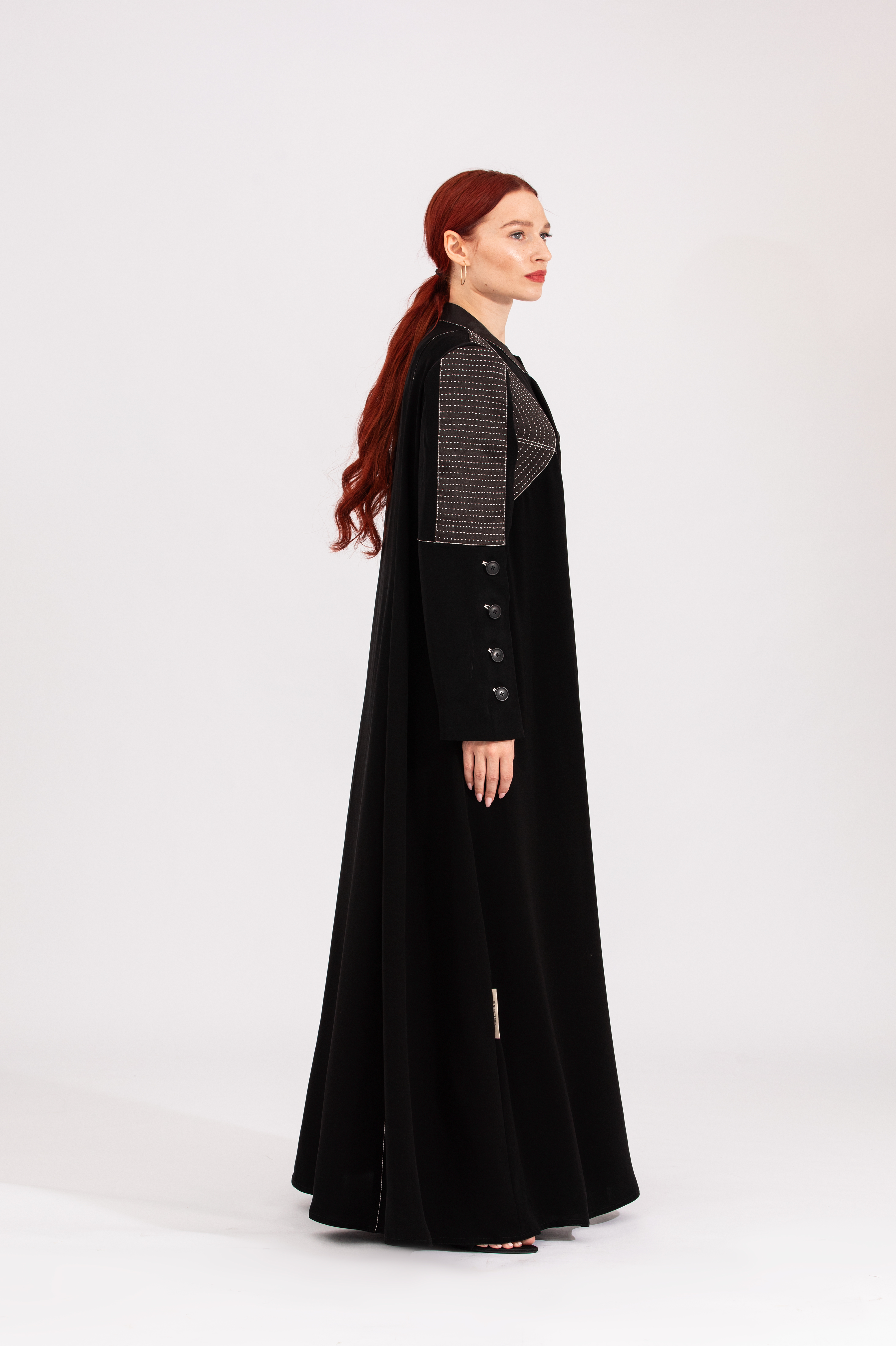 NR24 : Elegant White Abaya