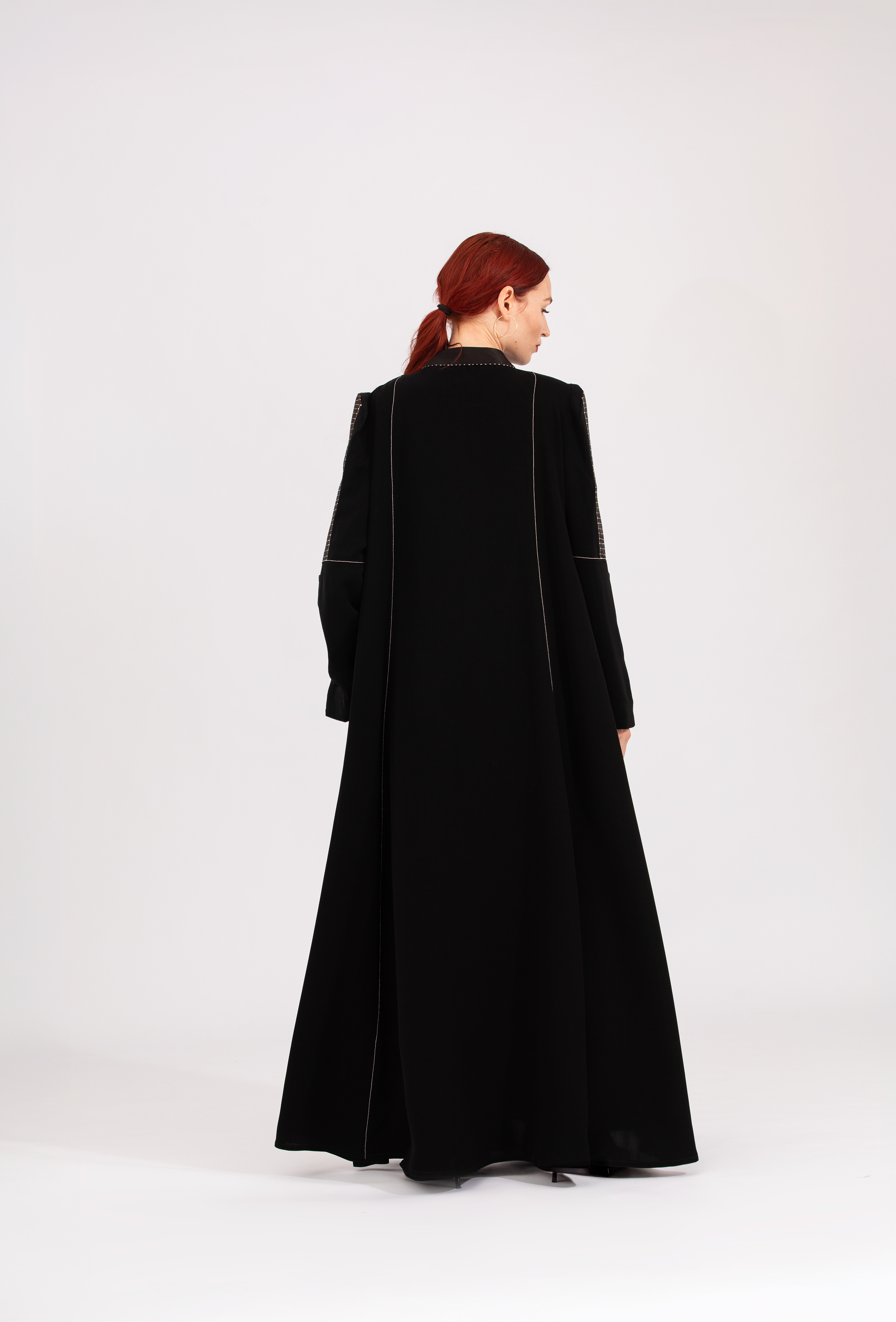 NR24 : Elegant White Abaya