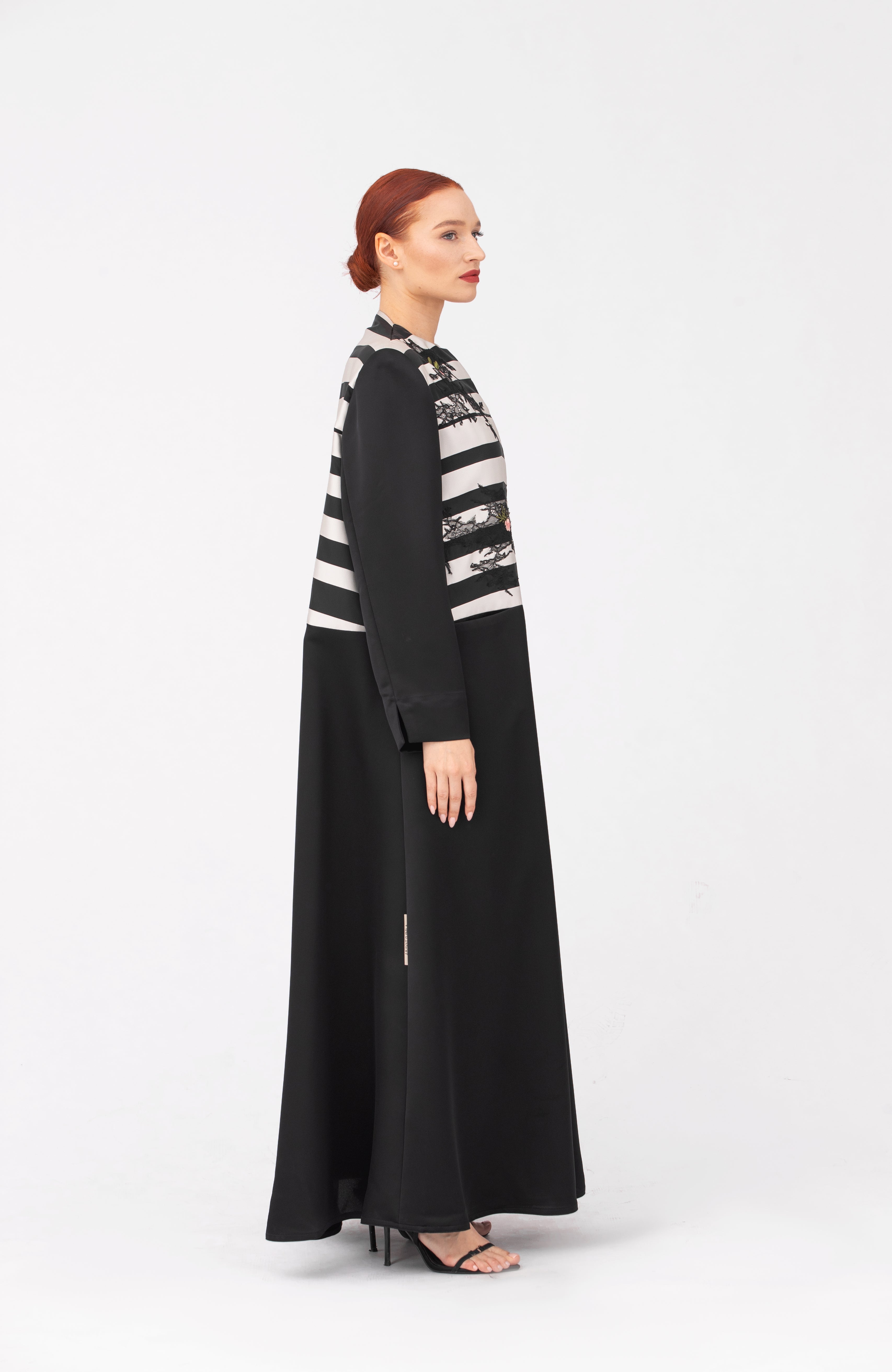 NR45 : Striped Elegance Abaya
