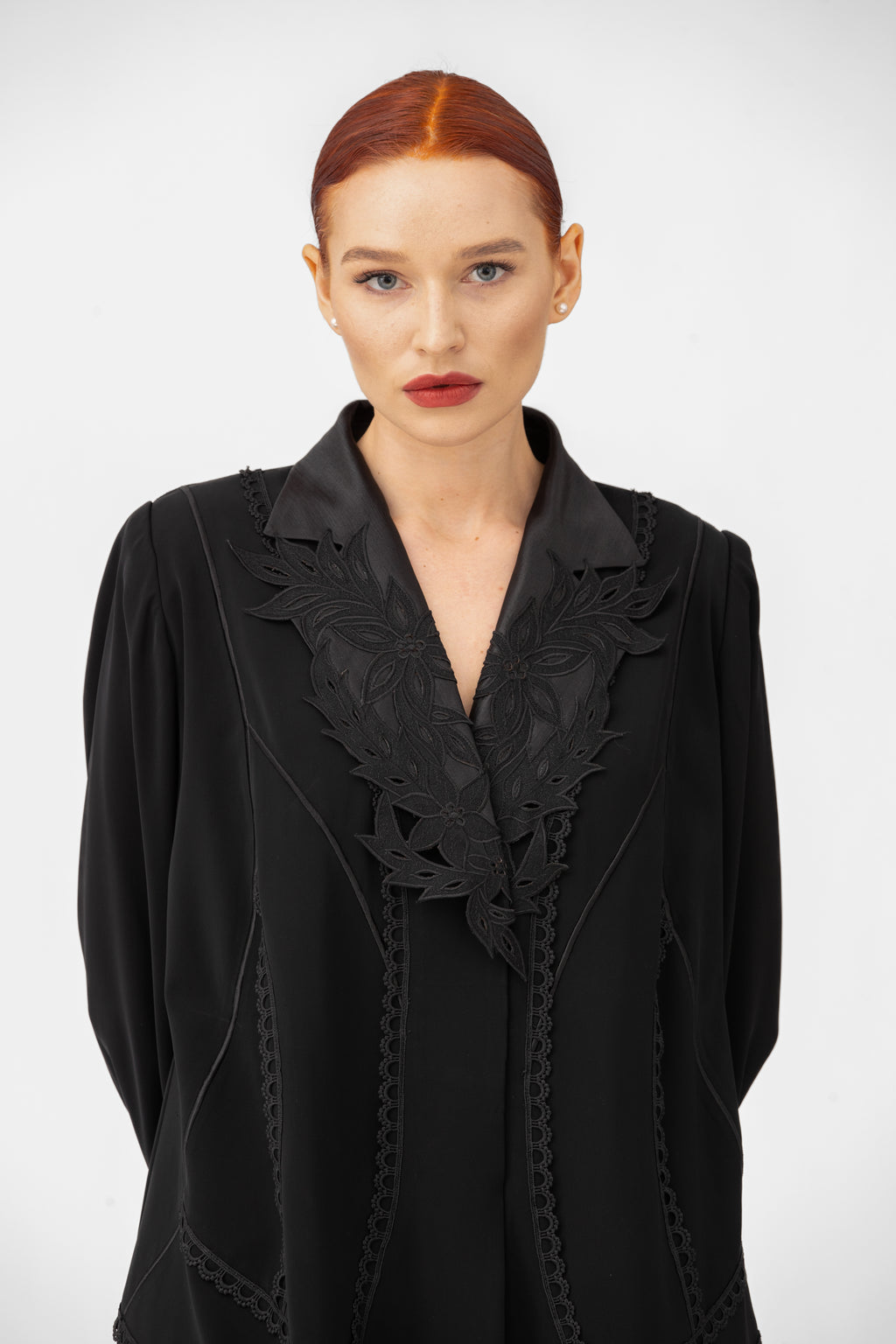 NR69 : Classic Lace Abaya