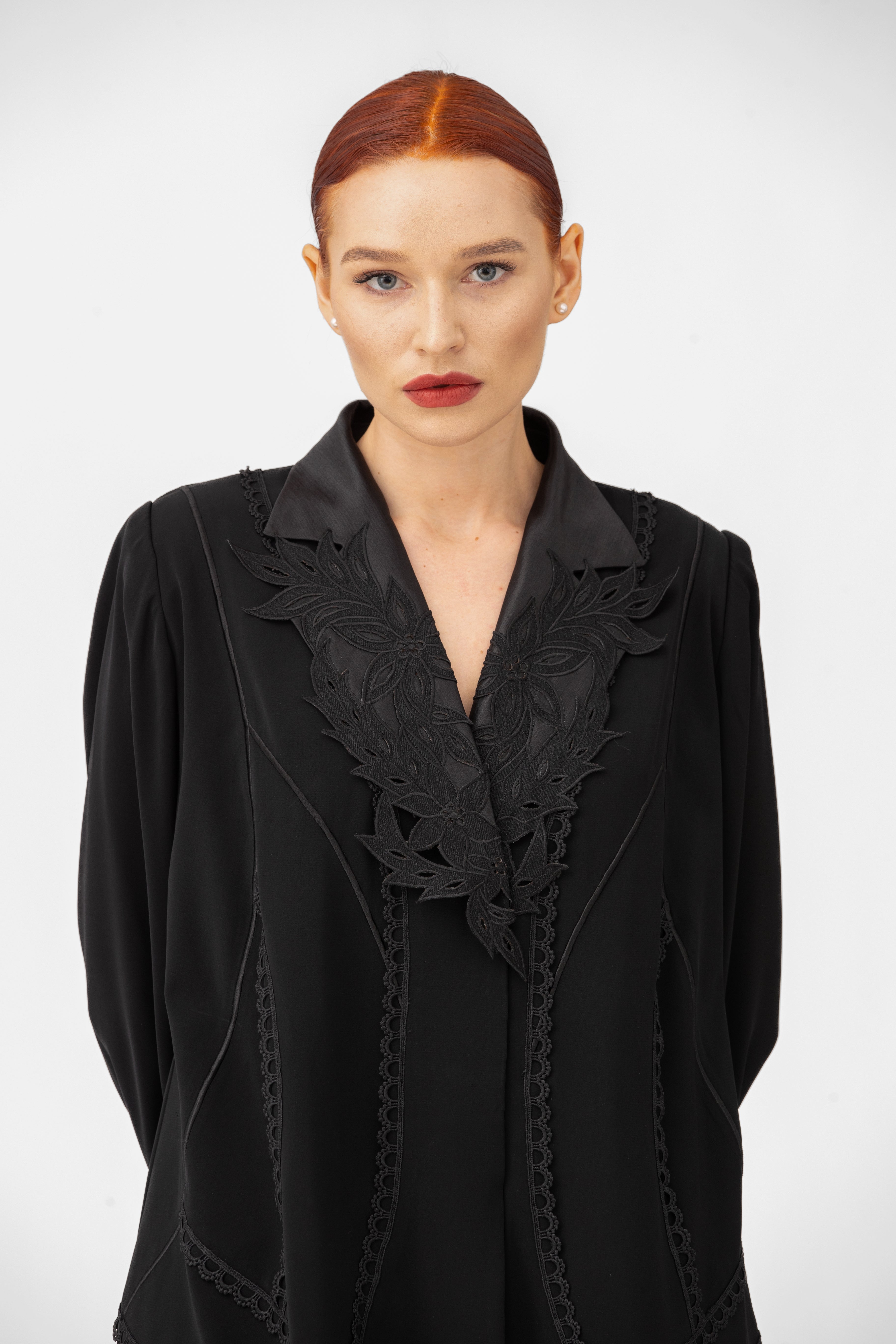 NR69 : Classic Lace Abaya