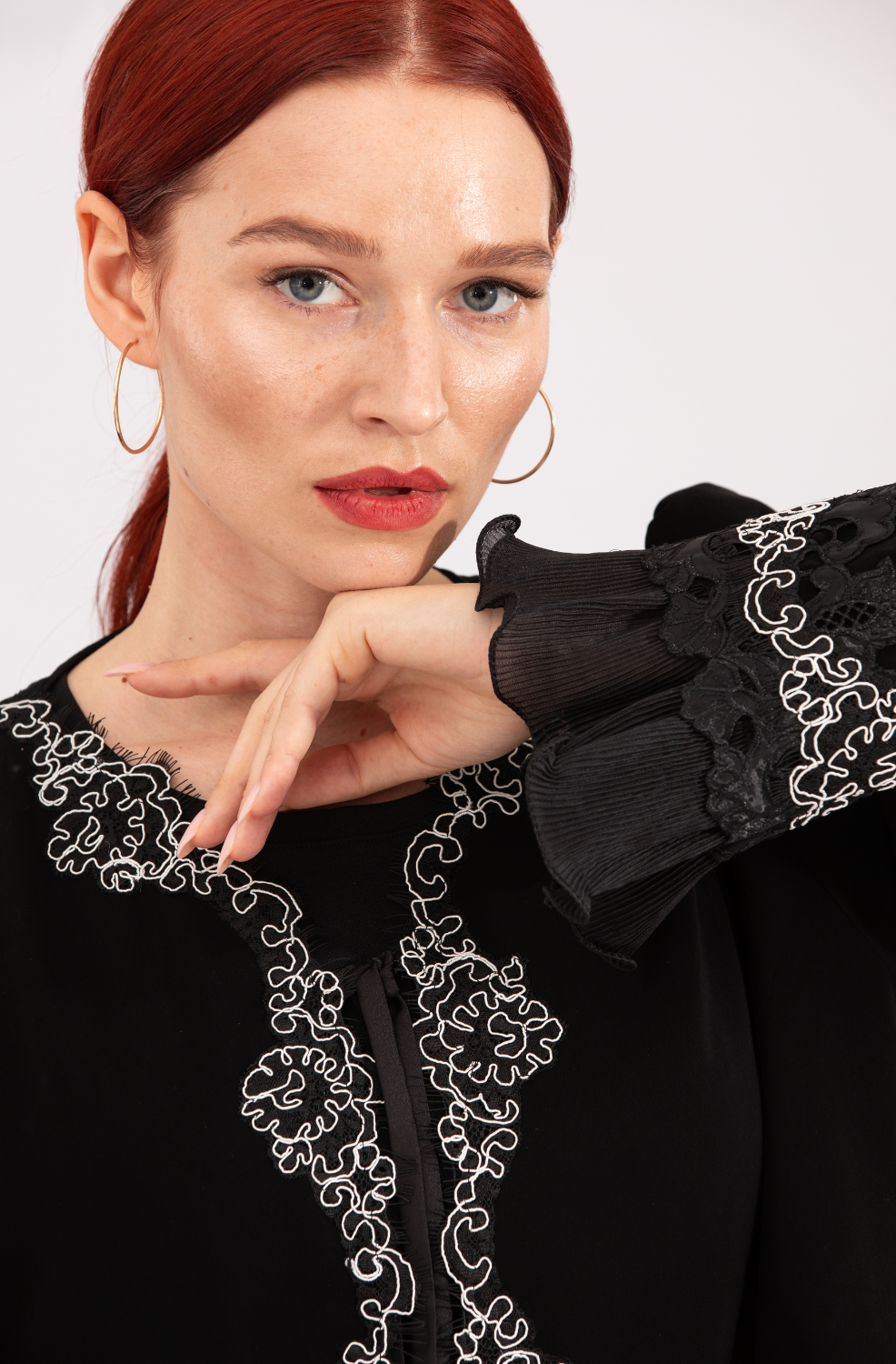 NR23 : Lace Touch Abaya